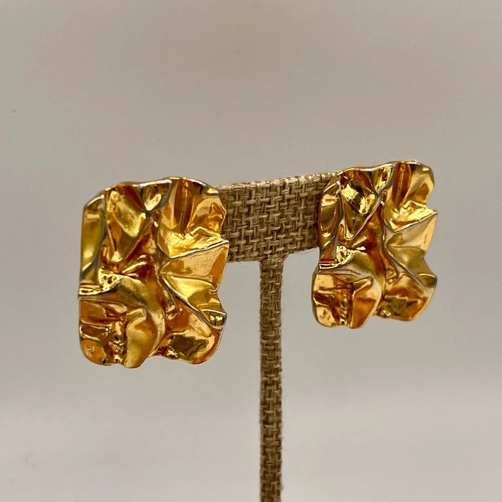 Chunky vintage gold tone clip on earrings geometric abstract crinkled boxy 1980s - Picture 5 of 7